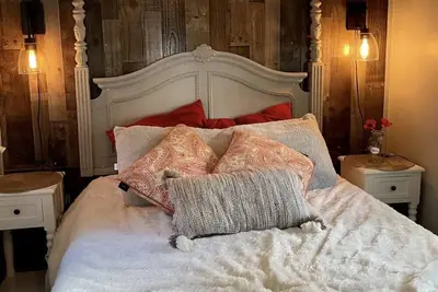 Image de Shabby Chic Camper\/Tiny Home with Hot Tub & Fire Pit, Downtown Kennebunk