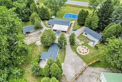 Image de 4-Cabins | Pickleball | Hot Tub | Sauna | Fire Pit | Heated atrium