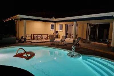 Image de Villa avec piscine en lisière de forêt, à 5mn de la plage!