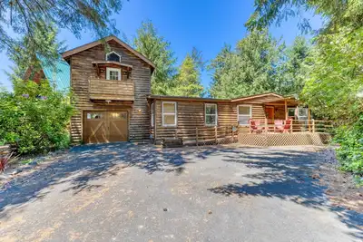 Image de Lovely Log Home: Game Room, Play Structure, Huge Yard, and Only 2 Blocks to Beach!