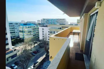 Image de 5 Minutes Walk to the Beach and Restaurants. Spacious Pet- Friendly Apartment