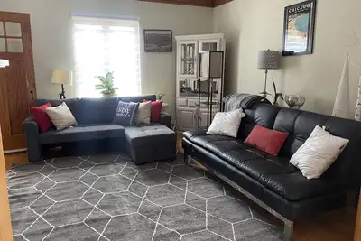 Image de 8Beds, 2Queen, 3Twin, 2Sofa sleepers. Min. to O’hare & Allstate. Free parking