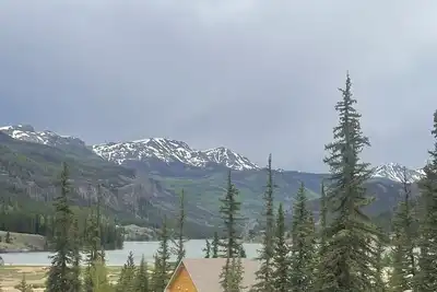 Image de Awesome location steps to the lake sleeps up to 10 people! !