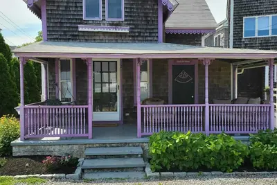 Image de Fully Renovated & Spacious home within walking distance of Oak Bluffs / Beaches