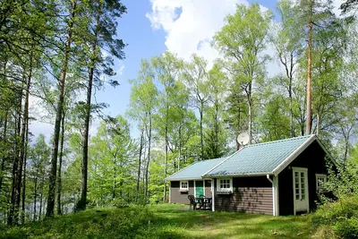 Image de Nice little cottage by the lake with boat