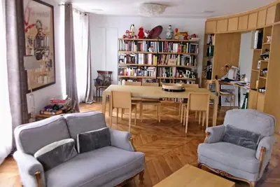 Image de Appartment in a typical parisien building next to \"Gare du nord\"