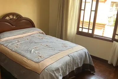 Image de acogedora casa familiar con habitaciones privadas.