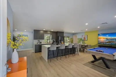 Image de 3 Bed 2 Bath Tropical Relaxation with Private Pool & Game Room, Local Beaches