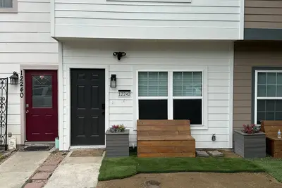 Image de Newly remodeled 2bedrooms and 2 1\/2 baths centrally located just north Airport.
