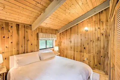 Image de Serene Berkshires Cabin w/ Deck & Fire Pit!