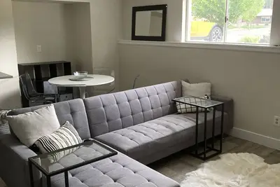 Image de Modern daylight basement apartment close to mountains