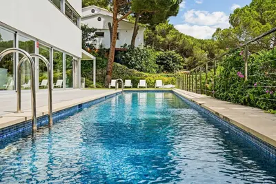 Image de Villa design avec vue et piscine