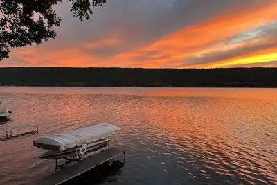 Image de Lovely Honeoye Lake home w\/gorgeous sunsets! Family Friendly-Deck, dock, kayaks!
