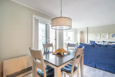 Image de Modern beachfront condo with balconies overlooking beach and ocean in O. O. B.