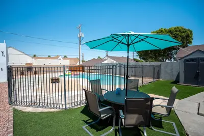 Image de The Yuma White Modern Pool Home