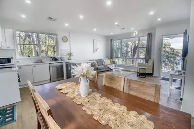Image de Stunning View Over Lake Macquarie : Lakeside House