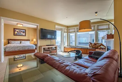 Image de Luxurious Waterfront Penthouse 2br/2ba + Parking!