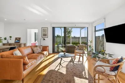 Image de Saltbush Oasis: Sunny Parkside Getaway