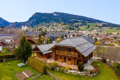 Image de Belle maison en bois avec sauna et jardin
