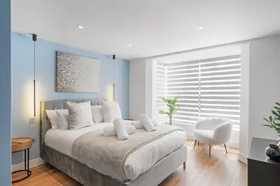 Stylish Apartment w/ Parking, 2 Mins to Seafront