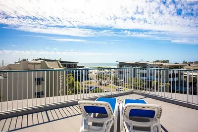 Image de 3 Bedroom Apartment on 3rd floor with huge rooftop deck
