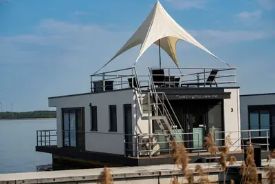 Image de 7. Schwimmendes Ferienhaus Neptun - Schwimmende Ferienhäuser Gräbendorfer See