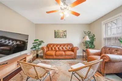 Image de Hemingway's Hideaway | Walkable | King Bed