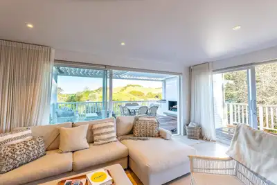 Image de Oriwa Villa, Oneroa Village - near Mudbrick and Cable Bay - Welcome to Oriwa Villa, a luxurious 4 bedroom, 3 bathroom family home. This exquisite holiday home is designed to provide the perfect getaway, offering a blend of elegance, modern amenities,