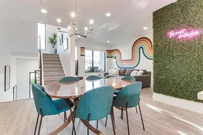 Image de Stylish 3br Retreat! Rooftop Views & Cozy Vibes!