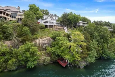 Image de Lakeview Manor: Historic Charm with Serene Waters