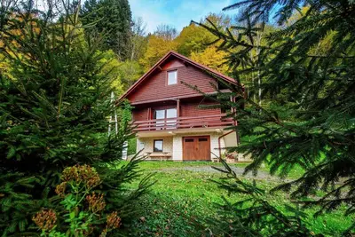 Image de Maison de vacances sereine à Doluš avec jardin privé