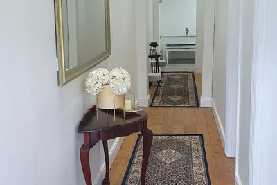 Image de Modern Victorian 4 bedroom home in trendy Observatory, Cape Town.