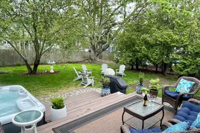 Image de Bristol Sweet Spot: king bed, hot tub, walk or bike to town and beaches.