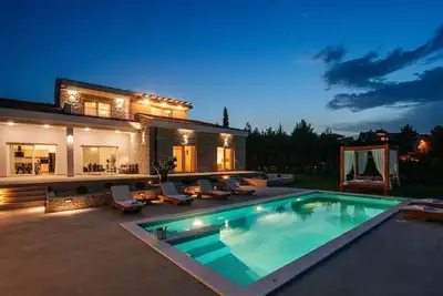Image de Villa avec piscine privיe et jardin