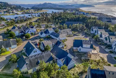 Image de Stylish Pet Friendly Pacific City Cottage, Kid's Space, Hot Tub, Walk to Beach!
