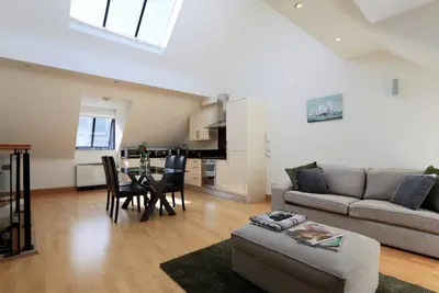 Image de Superbly located! Bright and Airy Mews.