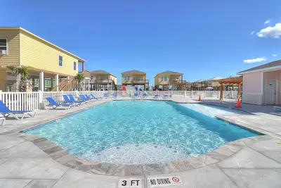 Image de Turtle Cove! Huge community pool! New 3 bedroom, 2 bath Ocean Reef Cottage!