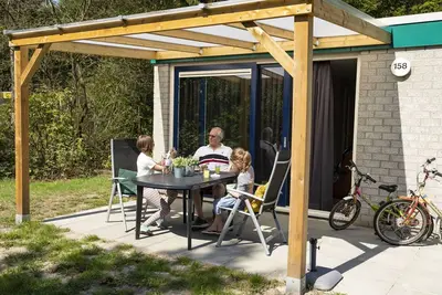 Image de Joli bungalow avec douche infrarouge, en Frise
