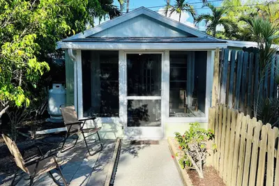 Image de Adorable private house on Ami 2 bedrooms, steps from the sand! Privately owned.