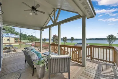 Image de Eclectic Mix Of Marilyn, Artwork, and Southern Charm
