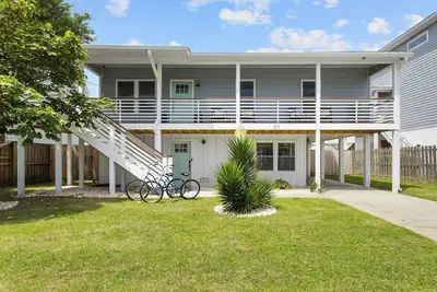 Image de Walk To The Beach! ! ! Entire 5 bedroom home + game room & fenced in grilling area