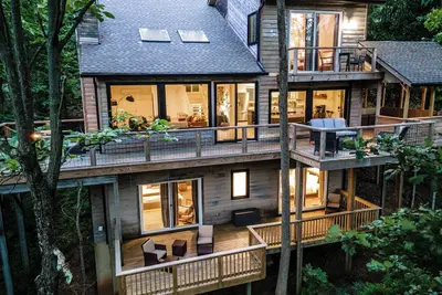 Image de Serene Wintergreen Retreat, Nestled in the Trees