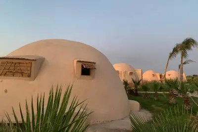 Image de Appartement Yourtes insolites avec piscine.