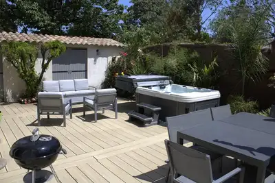 Image de Maison de ville calme, Ă 7 mins en voiture de la mer. Terrasse avec spa