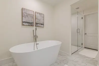 Image de Cozy Modern Home with Tub by Downtown