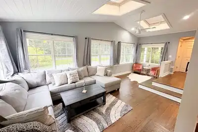 Image de Coastal Retreat, Private Beach Access, and Pool Paradise in East Hampton