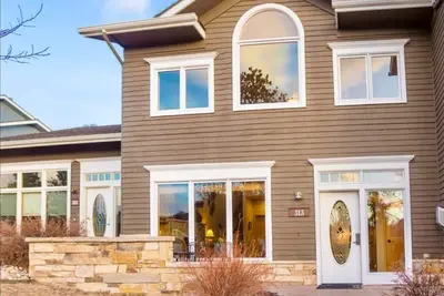 Image de Tasteful lofted condo, ideal for couples--private hot tub and mountain views!