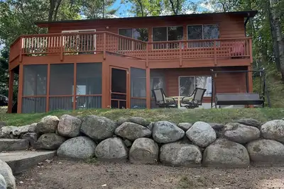 Image de Updated Cabin on Lake Ossawinnamakee w/ Paddle Boards & Peddle Boat!