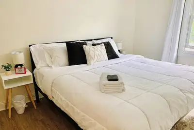 Image de Whole Place 6 Bedroom 4 Bath - Sleeps 14 - 10m airport chs - C