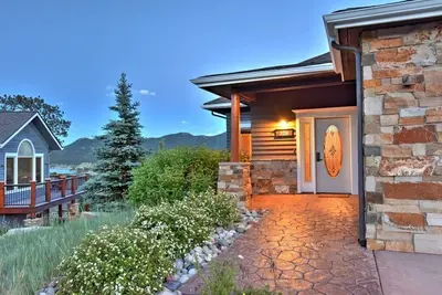 Image de Gorgeous home with large hot tub, vast mountain views--steps from The Stanley!